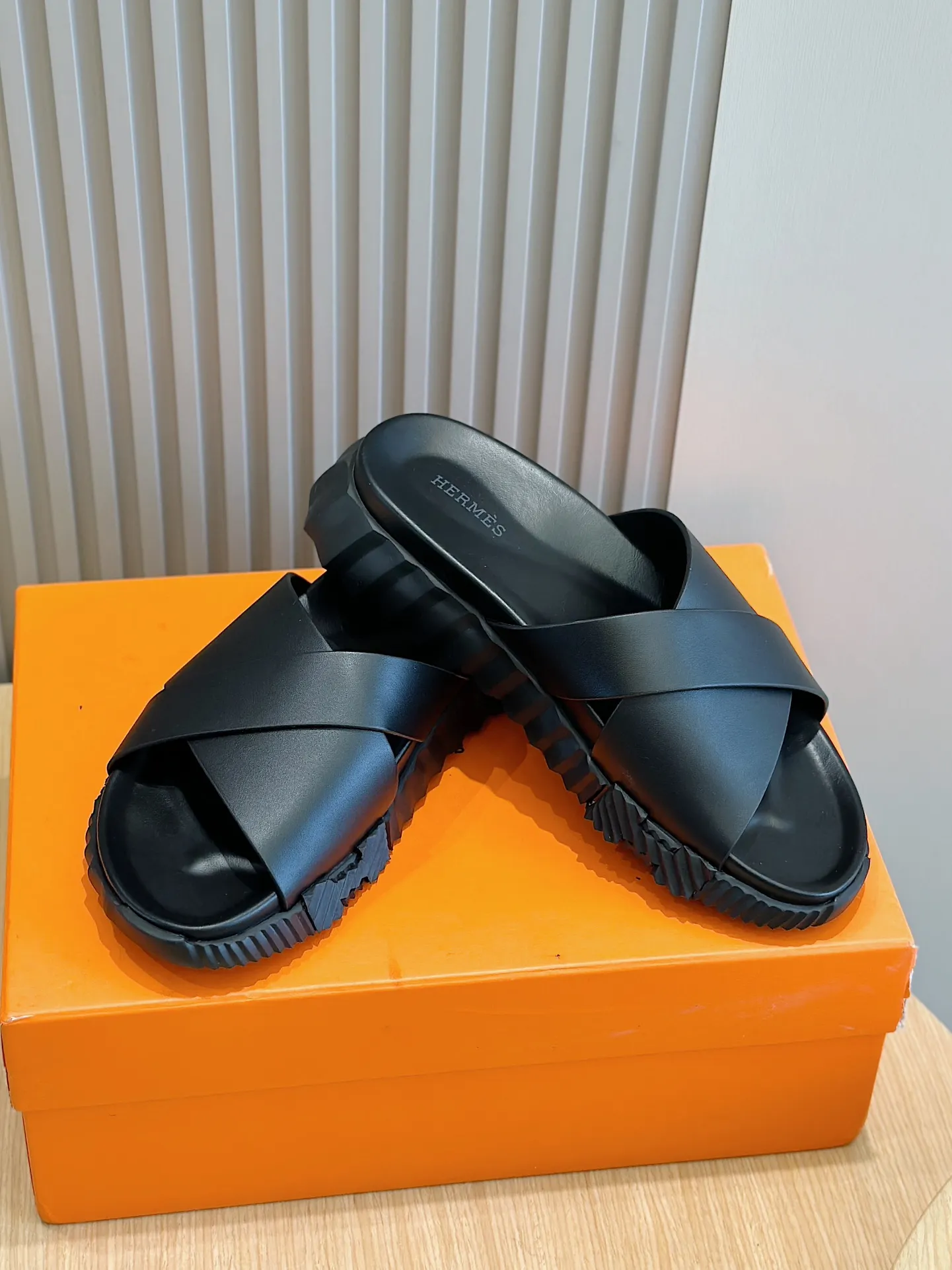 [HERMÈS] Top men's shoes 💰: 340💰 Size: 39-44 (38.45 46 custom-made) Herme*H Home Hermès Men's Sandals and Slippers - Original Replica Purchase the original version and make it one to one, the outsole is privately modeled, and the outsole color corresponding to each color is the same as the original version. Come to those who know the stuff 💪 The ultra-light soles are designed in contrasting colors, and they feel so comfortable on your feet! Calfskin, cowhide feet, private mold outsole.